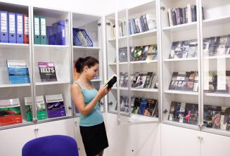 Biblioteca com livros e DVD grátis