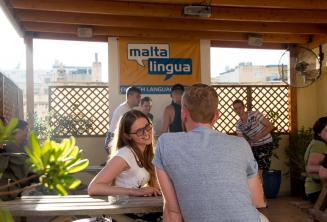 Alunos de inglês falando com os professores no terraço