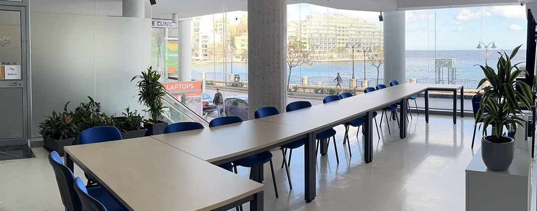 Salas de aula com vista para o mar