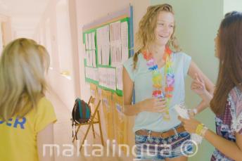 Líder de grupo com estudantes durante o intervalo