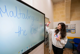 Alunos feedback no quadro Aluno de inglês escreveu bons comentários no quadro
