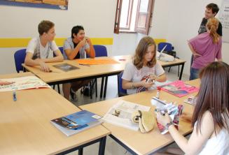 Praticando habilidades de produção Alunos que trabalham em um projeto de inglês