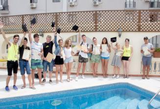 Alunos com certificado de conclusão de curso Juniores alunos de lingua inglêsa recebendo o certificado
