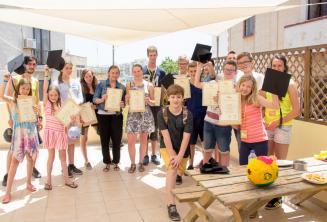 Presentação do certificado no terraço Um grupo de estudantes de inglês que completaram o curso de línguas