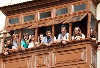 Escola de inglês de alta qualidade Alunos juniores na escola varanda