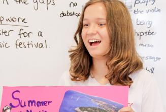 Estudantes praticando habilidades de apresentação em inglês Aluno fazendo uma apresentação em inglês