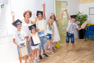 Crianças com certificados Crianças com certificado de conclusão do curso de inglês