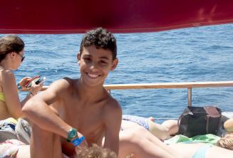 Passeio de barco Um aluno do programa para crianças em um passeio da escola