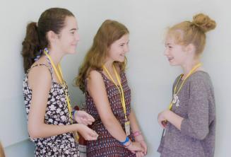 3 meninas falando Crianças conversando na escola para junior
