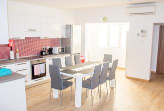 Luminoso e arejado apartamento Escola apartamento cozinha sala de jantar