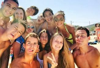 Alunos fazendo caras engraçadas Alunos da escola de língua na praia fazendo caras engraçadas