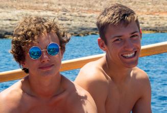 2 meninos da Maltalingua em um passeio de barco 2 meninos sorrindo durante em uma viagem de barco escolar