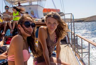 2 meninas da Maltalingua passeio de barco 2 adolescentes em um passeio de barco