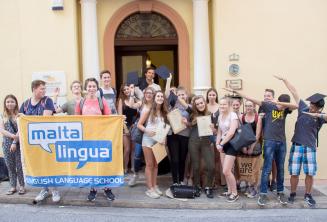 Foto de grupo com certificado Foto dos jovens alunos de inglês na frente da nossa escola em Malta