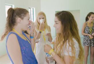 2 meninas conversando 2 alunas de inglês conversando na escola